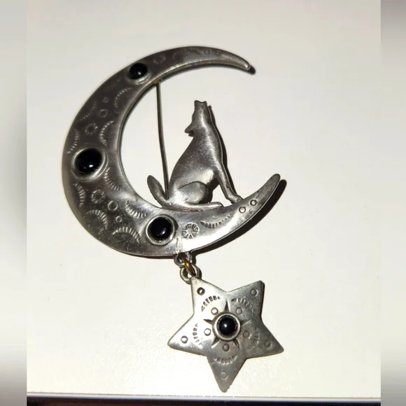 Howling wolf brooch. - Picture 1 of 3